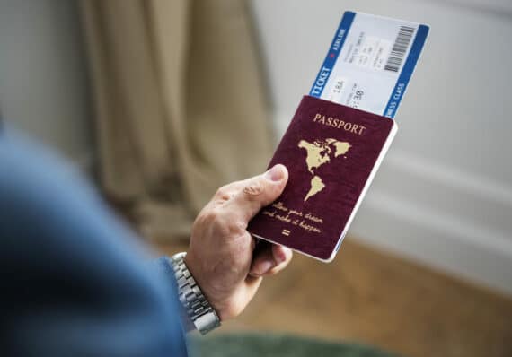 Reisepass mit Flugticket und Boardkarte