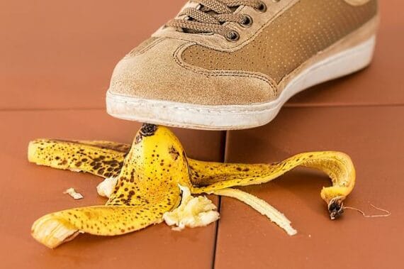 Schuh tritt auf Bananenschale
